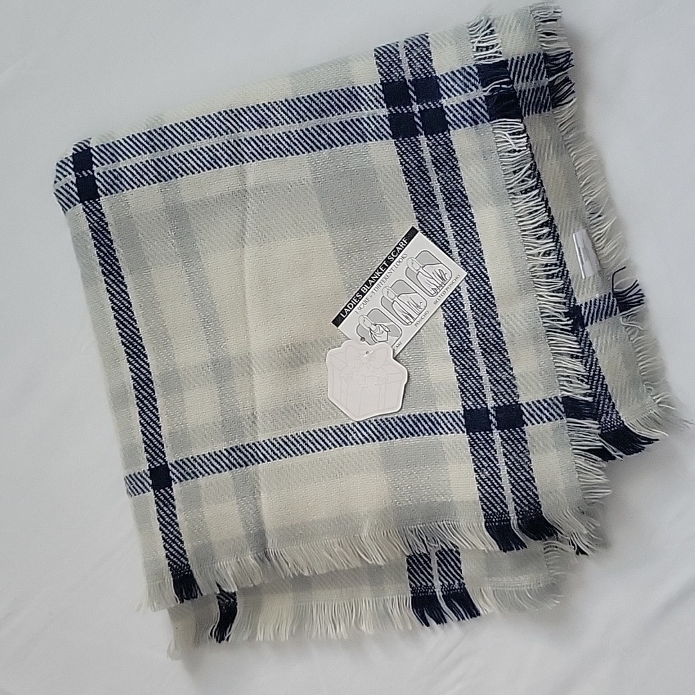 NWT Ladies Blanket Scarf